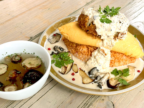まるごとしいたけカツと村のきのこのオムライス